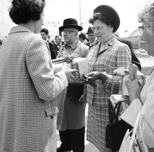 171878 Afbeelding van de overhandiging van een doos met gratis treinkaartjes door N.S.-ambassadrice Jeanne Vollemans ...